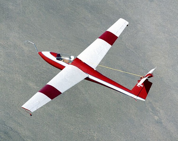  Un Schweizer SGS 1-36 se utiliza para la investigacin parachutaje por la NASA en el desierto de Mojave en 1983. 